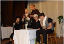 Vihasoo näitetrupp tõi lavale tragikomöödia