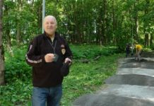 Peningi mõisaomanik ARVO HAUG tegeleb pargi korrastamisega