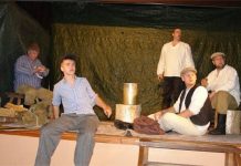 Vihasoo näitetrupi ja koori rahvalik tükk „Kraavihallid“ naerutab publikut