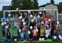 Jalgpalliliit kinkis Raasiku koolile varustust