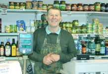 JÜRI KURIK peab Kehras kahe suure kaupluse vahel menukat toidupoodi