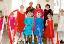 ANNE EENPALU õpetab Aruküla tüdrukutele linditantsu