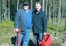 USA suursaadik istutas Kuusalus ämbritäie männiistikuid