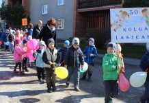 Kolga lasteaed 50 – rongkäik ja tants ümber Abergi büsti