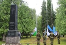 Kuusalus Vabadussõja mälestussamba juures on 12meetrised lipumastid
