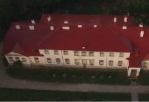 Läbi Pikavere mõisahoone katuse enam päikest ja tähti ei näe