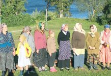 Virve küla tegi sünnipäevaks kalendri, muusikali ja välikäimla