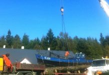 Traaler Klara on toodud Leesi rahvamaja ette