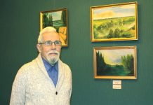 OLAF RATTASEPP tutvustab Kuusalu rahvamajja seatud näitusel oma akrüülmaale