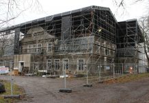 Kiiu mõis on peidetud varikatuse alla