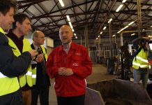 Kiius hakati jälle Est-Steini katusekive tootma