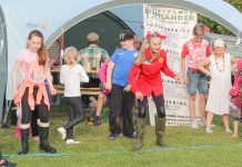 Kahala järve külade päeval olid ürdiõlle õpituba ja kolhoosistiilis pidu