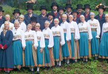 Kolga rahvatantsurühm tantsis lausvihmaga päikese välja