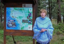 Suurpea küla keskel on EV 100 kingiplaadiga infotahvel