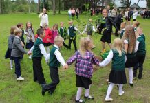 Kolga Rahva Maja pargis kasvavad õppeaasta algusest 11 kirsipuud