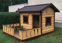 Perekond Joonas kinkis Vihasoo lasteaiale mängumaja