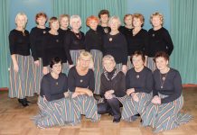 Kuusalu vanaemade rühm TIIU üllatas oma 30. sünnipäeva etendusega publikut