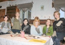 Kihmla-Salumäe naised koovad Eesti sünnipäevaks rahvusmustriga kindaid