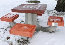 Kuusalu noortekeskuse ette pandi kaks välimalelauda