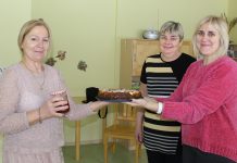 EV 100 kingitus magusameistritelt Kuusalu lasteaiarühmale ja eakate kodule