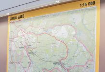 Kehra kooli seintel on suured maakaardid