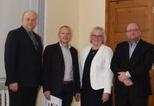 Vilistlased kinkisid Kehra kooli logoga pannoo