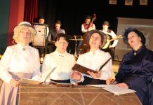 Kuusalurahva Teater tõi vabariigi aastapäevaks lavale laulumängu