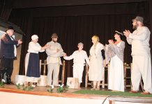 Vihasoo näitetrupp naerutab publikut „Vedelvorstiga“