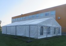 Aruküla põhikooli õpilased saavad koolilõunat telgis