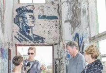 Restauraatorid konserveerivad Hara sadamas nõukogudeaegse madruse seinamaalingu