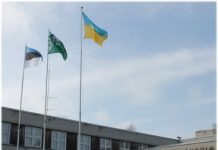 Raasiku vallavalitus heiskas Ukraina toetuseks lipu