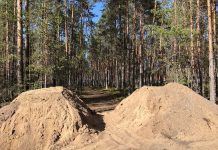 Liivahunnikud Kuusalu Metsa tänava sissesõitudel