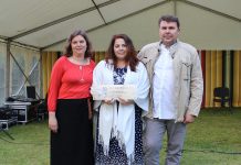 EV100 kingituseplaadid Kõrveaiale ja Kolga rahvamaja juurde