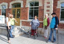 Liikumispuudega inimesed testisid Kehras ja Kuusalus ameti- ja teenindusasutustesse ligipääsu