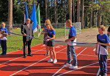 Kolga kooli õppeaasta avaaktus oli uuel spordiväljakul