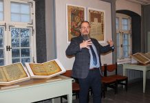 Piibliseltsi juhid avasid Kolgas näituse „Pühakiri. Käsikirjast eestikeelse piiblini“