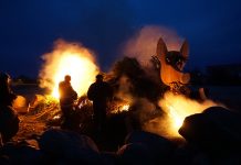 Kehra õpilased tegid jõulukuuskedest tuleskulptuuri