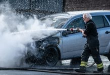 Arukülas põles sõiduauto