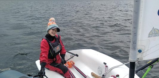 Eesti esinumber Mia Maria Lipsmäe õpib uut paadiklassi tundma