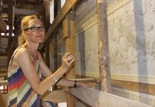 Kunstiakadeemia konserveerimise eriala tudengid taastavad Kolga mõisa väikest saali