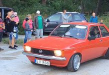 Läikima löödud vanad sõidukid tegid Peningi mõisas auringe