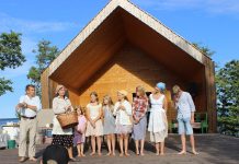 Virve Külaselts avas juubeliks piirisildid ja tegi külale lipu