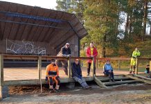 Voose mehed ehitasid külaplatsi katusealuse ette uue tantsulava
