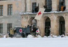 Sõja-ajaloo klubid esitasid Hõimumarsi alguses II maailmasõja teemal pooletunnise lahingulavastuse