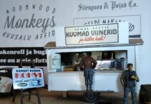 KRISTEL SITS loob miniatuursete kujudega olustikupilte 1950ndate aastate kodanlikust Kuusalust