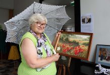 Kehra käsitöömeister LJUDMILLA SAUPÕLD õmbleb, tikib, koob