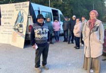 Mustjõe Kõrtsitalu rahvas käis Anija vallamaja ees meelt avaldamas