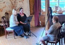 KAISA KAISEL ja TRIIN JÕELEHT laulsid Valgejõel regilaule