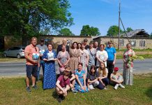 Kolga õpilased maalisid pildid muuseumi vastas asuva teohoovi luukidele