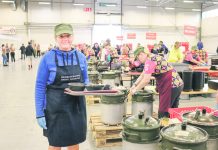 Kuusalu naiskodukaitsjad toitlustasid noortepeo tantsijaid ja lauljaid